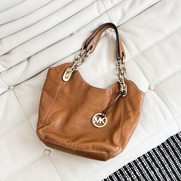 Awesome Vintage Michael Kors Buttery Soft Leather Bag With Gold Chain Hardware - Picture 2 of 5